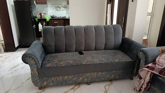 newly 5 seater sofa set with coushin used 2 months only