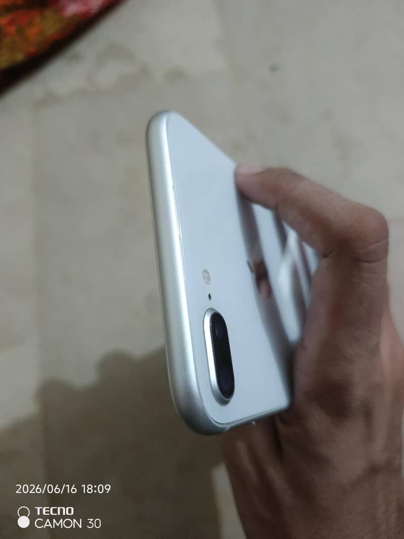 Apple iPhone 8 Plus 3