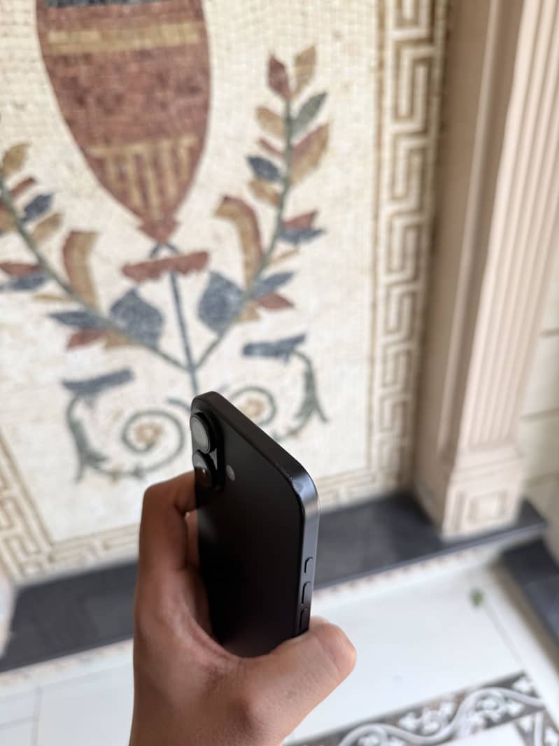 Apple iPhone 16 3