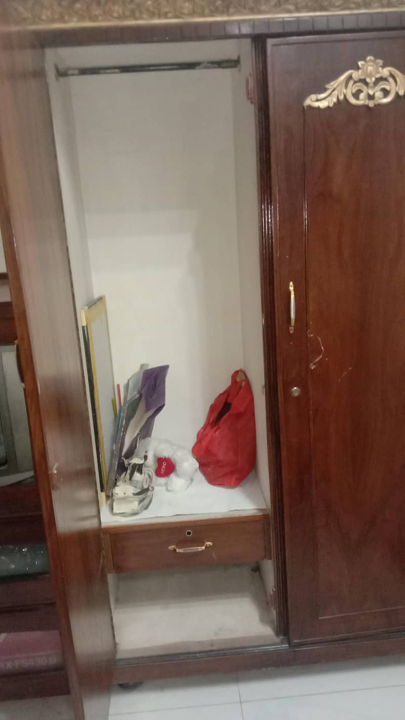 almari 1