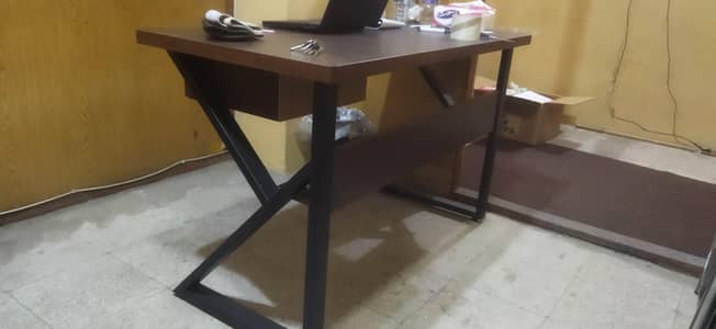 Executive Chairs Visitor chairs Table