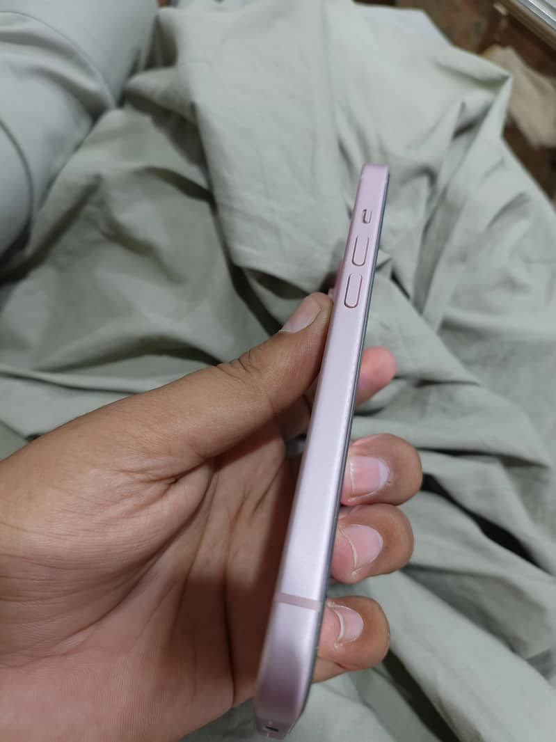 Apple iPhone 15 4