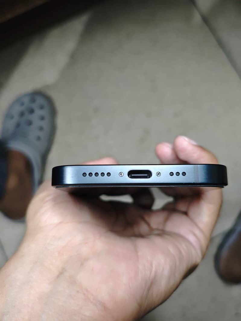 Apple iPhone 16e 1