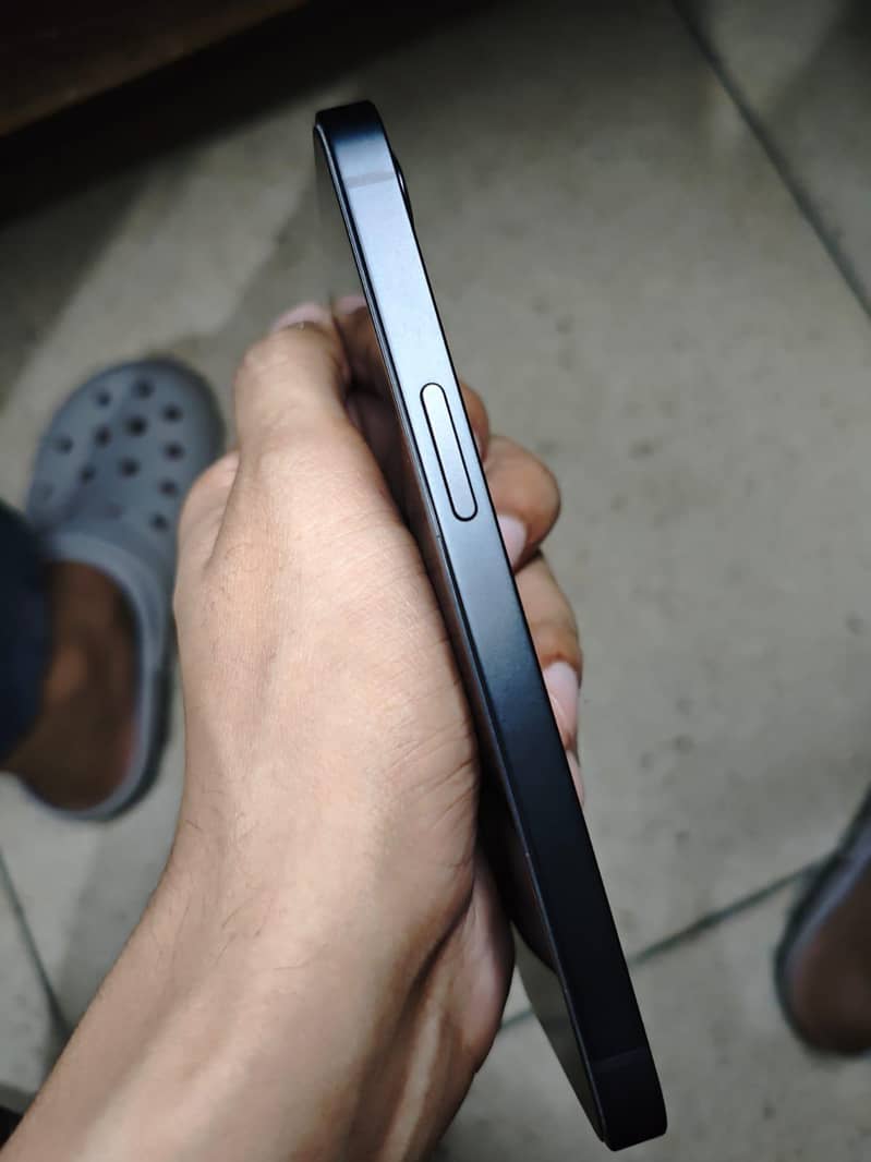 Apple iPhone 16e 2
