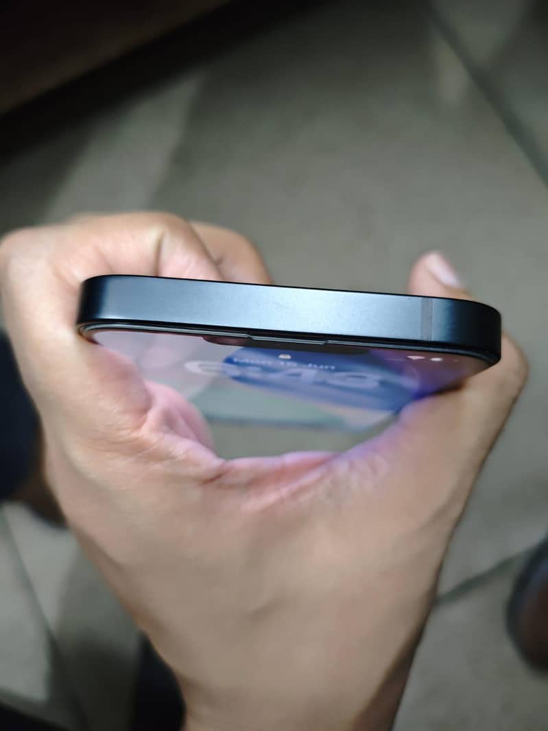 Apple iPhone 16e 3