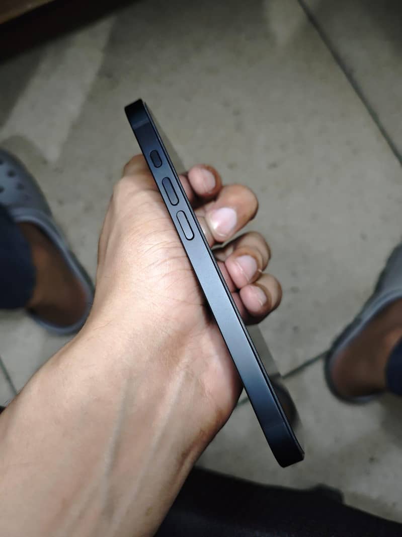 Apple iPhone 16e 4