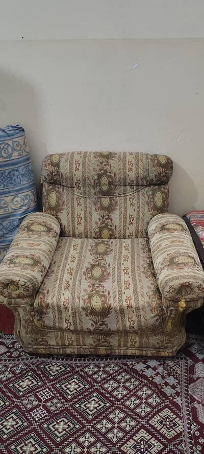 king size sofa set in good condition. 3+2+1 seater sofa