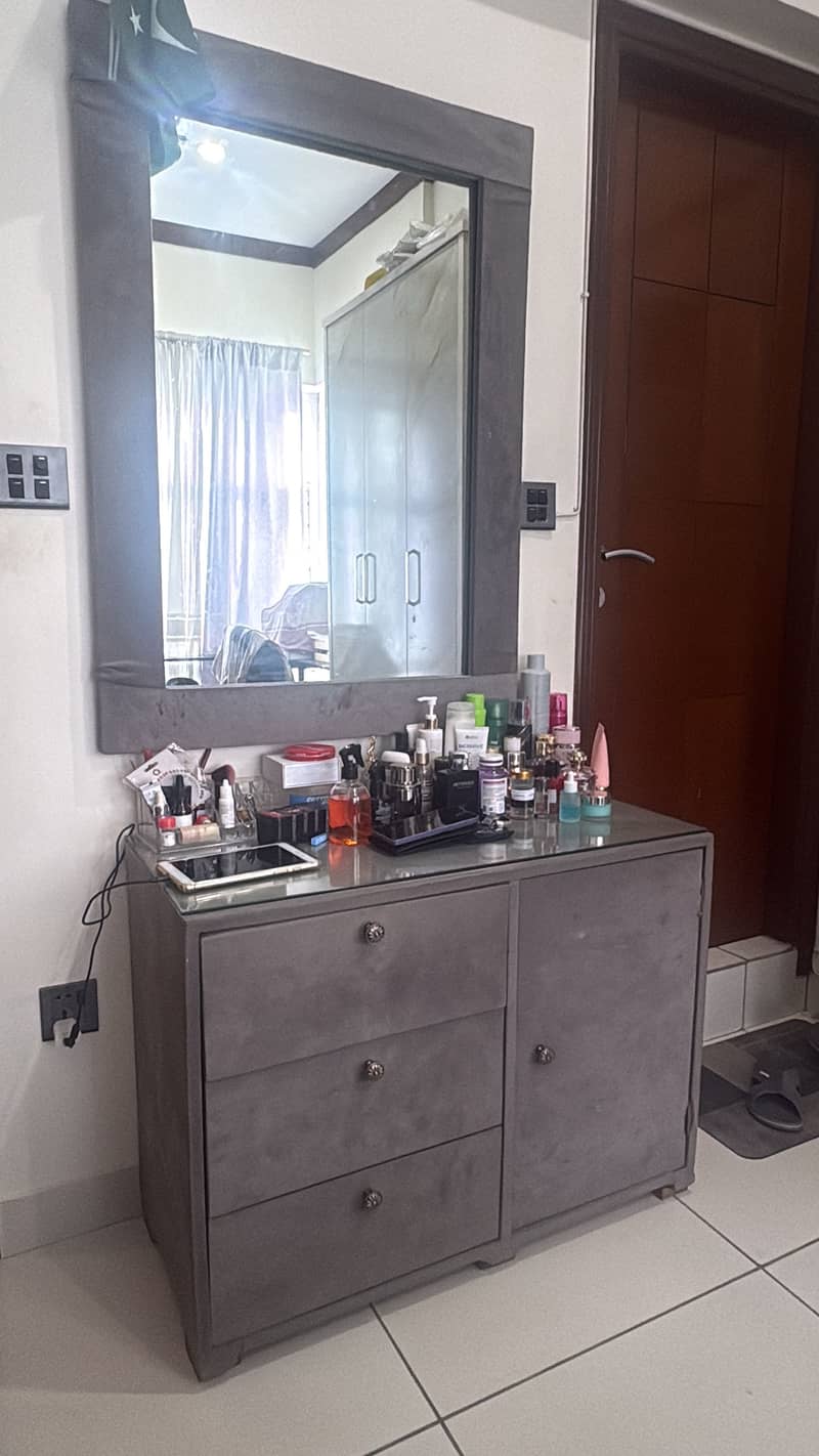 King bed, side table and dressing table 4