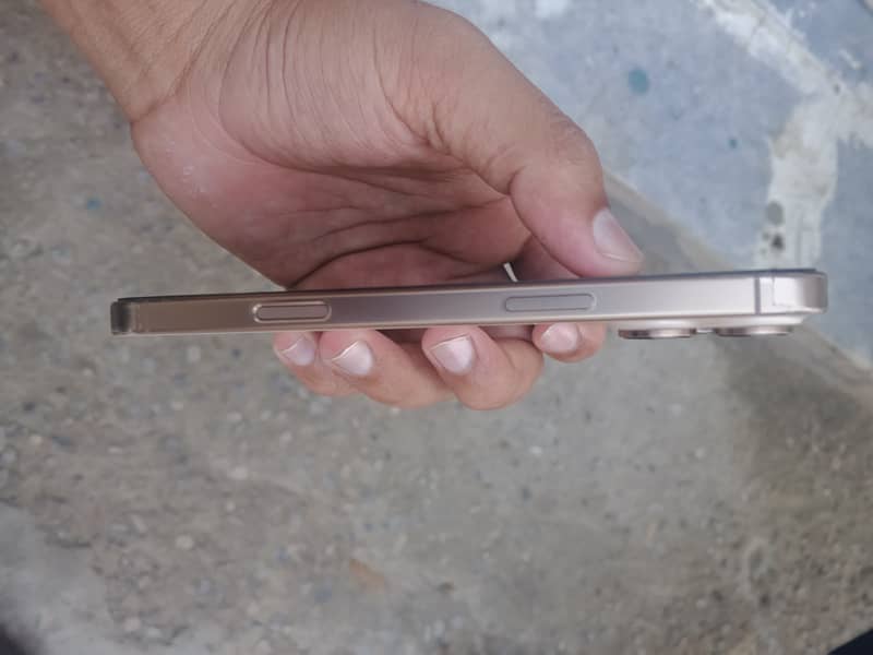 Apple iPhone 16 Pro Max 0