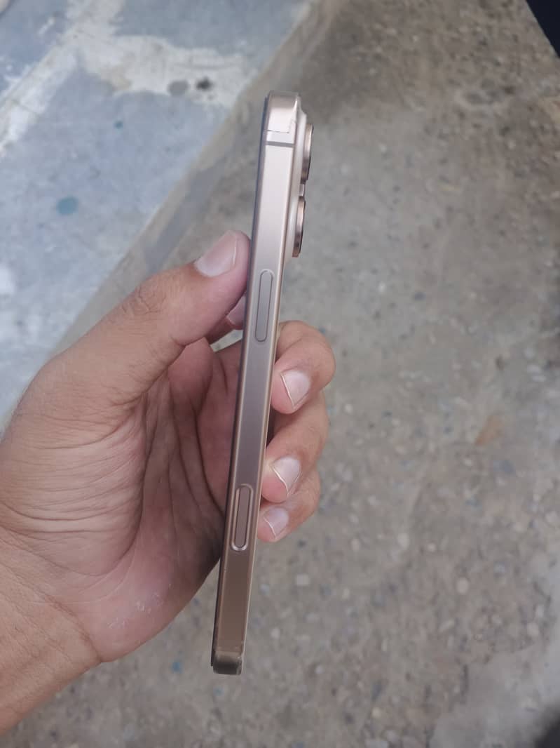 Apple iPhone 16 Pro Max 3