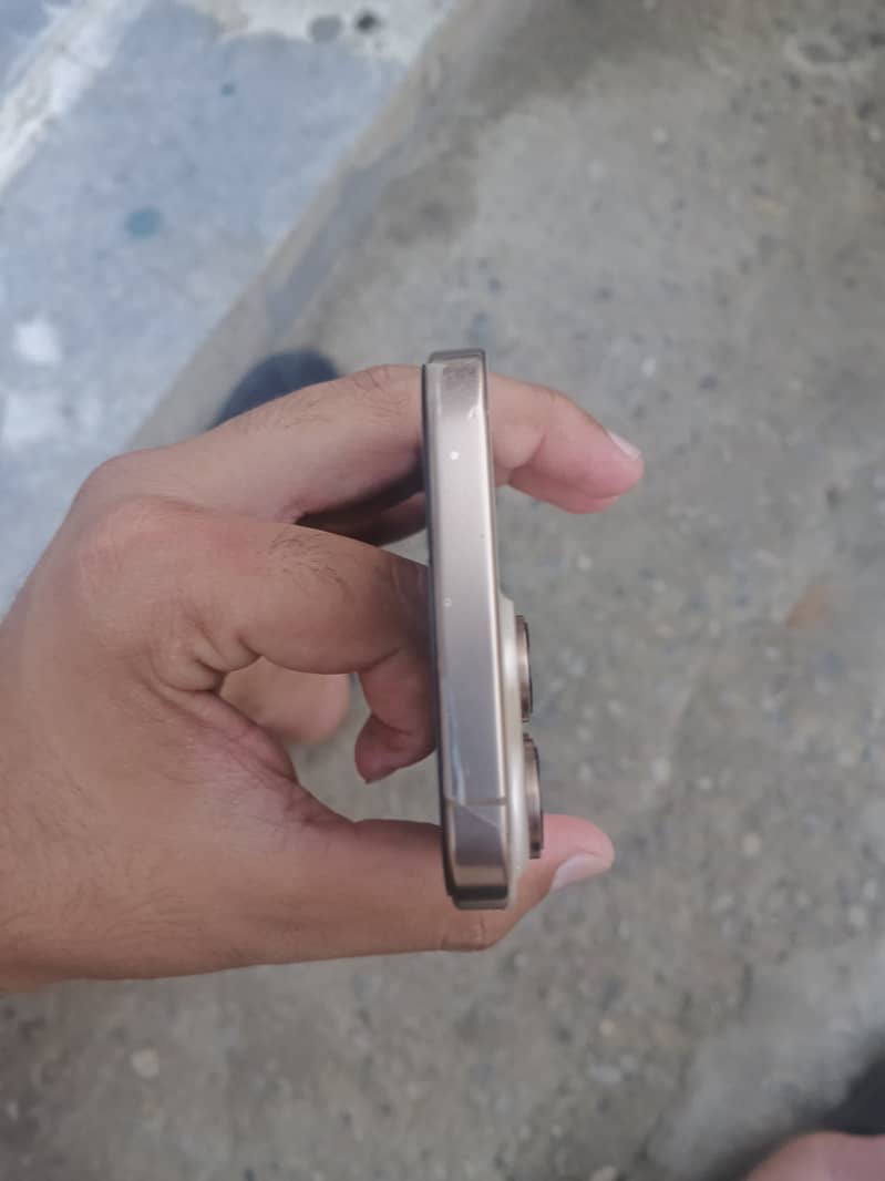 Apple iPhone 16 Pro Max 4
