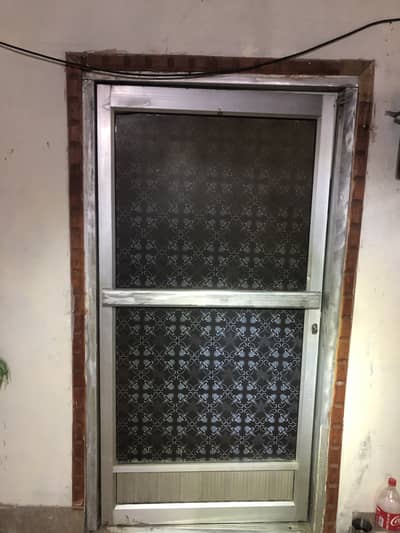aluminum 4 doorsuse bohat kam huway ha aik darwazy ka wazan 40 kg ha