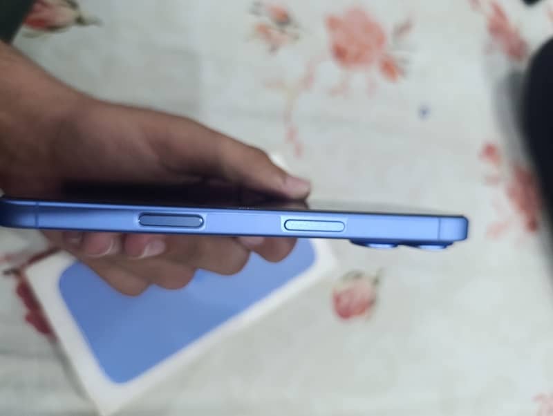 Apple iPhone 16 2