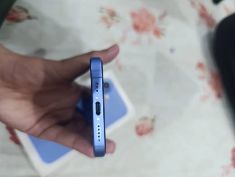 Apple iPhone 16 4