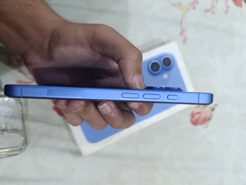 Apple iPhone 16 5