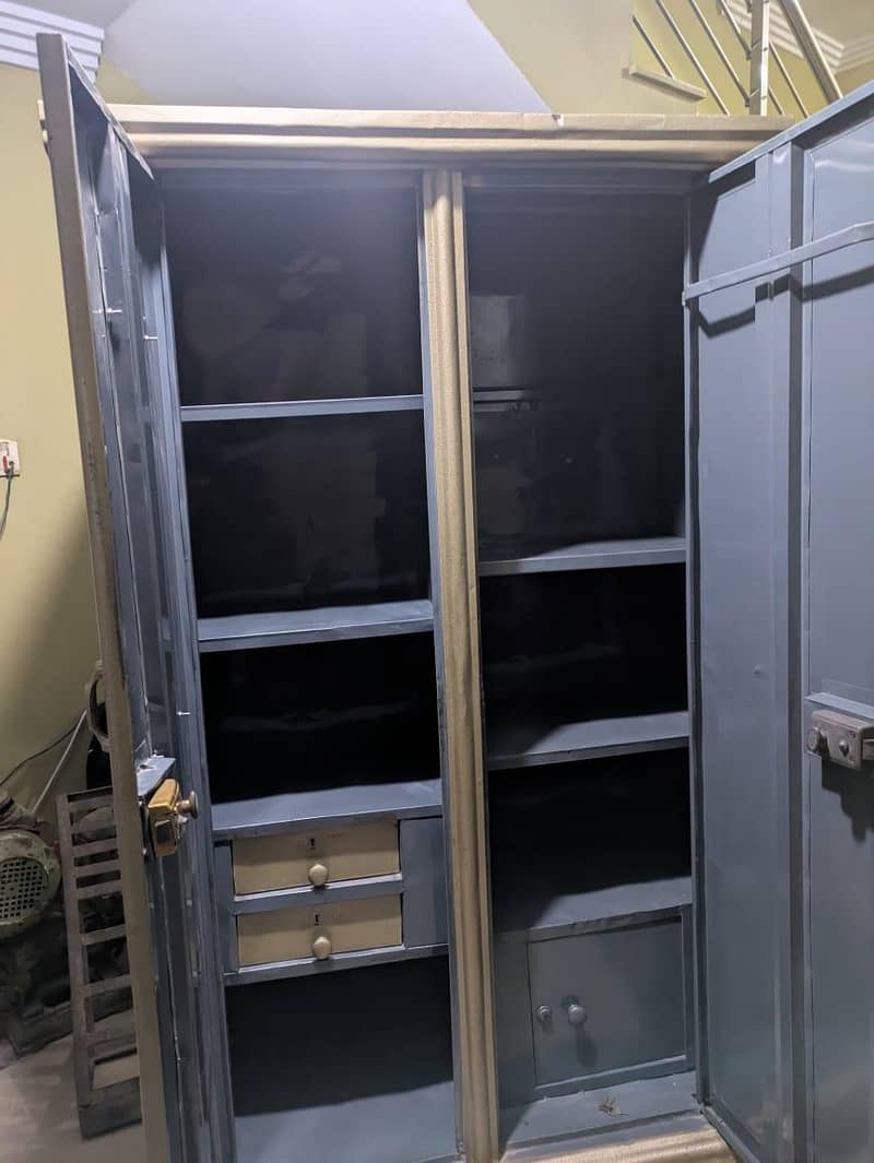 Stylish Wardrobe bedroom Almari Available in excellent condition 0