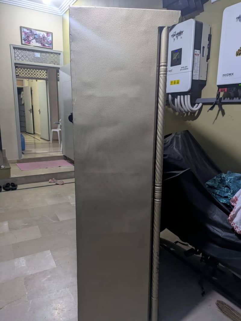 Stylish Wardrobe bedroom Almari Available in excellent condition 1