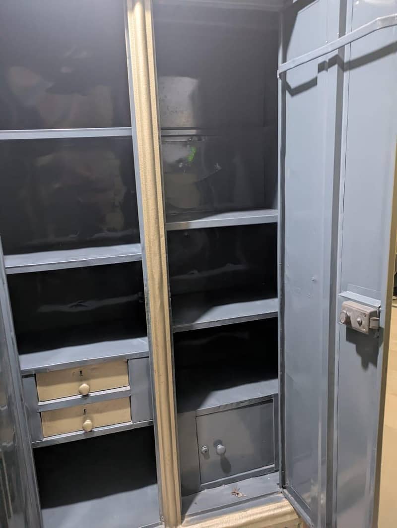 Stylish Wardrobe bedroom Almari Available in excellent condition 2