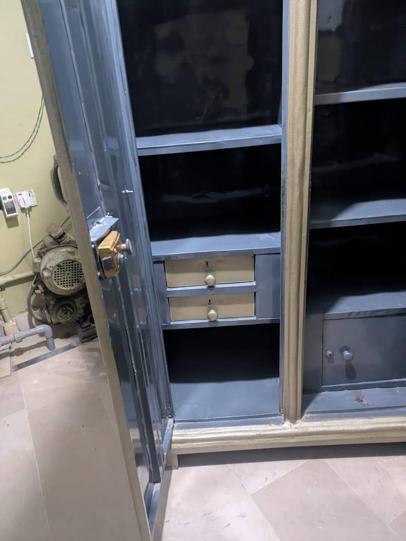 Stylish Wardrobe bedroom Almari Available in excellent condition 3