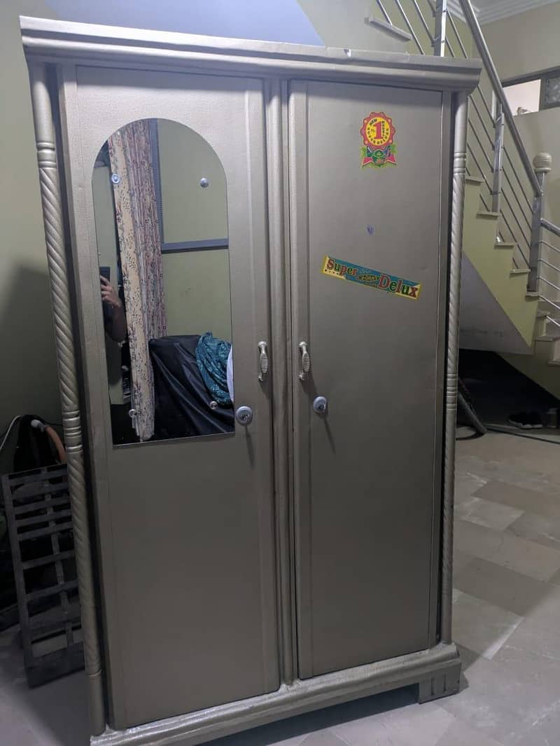 Stylish Wardrobe bedroom Almari Available in excellent condition 4