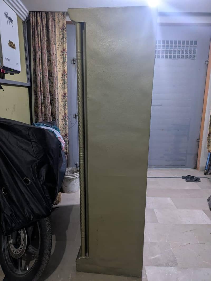 Stylish Wardrobe bedroom Almari Available in excellent condition 5