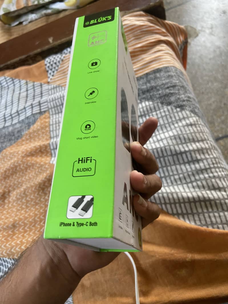 Bluks wireless mic 2