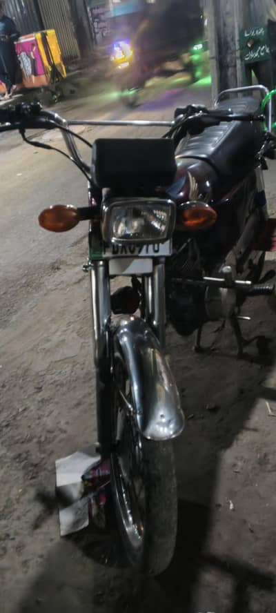 bilkul new condition mai hai just buy and drive