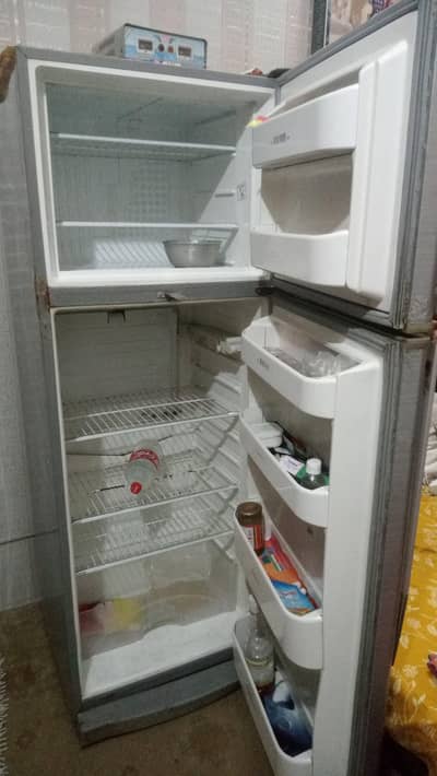 Dawlance fridge for sale in bhobhatin raiwind road Lahore / sizeMidiam