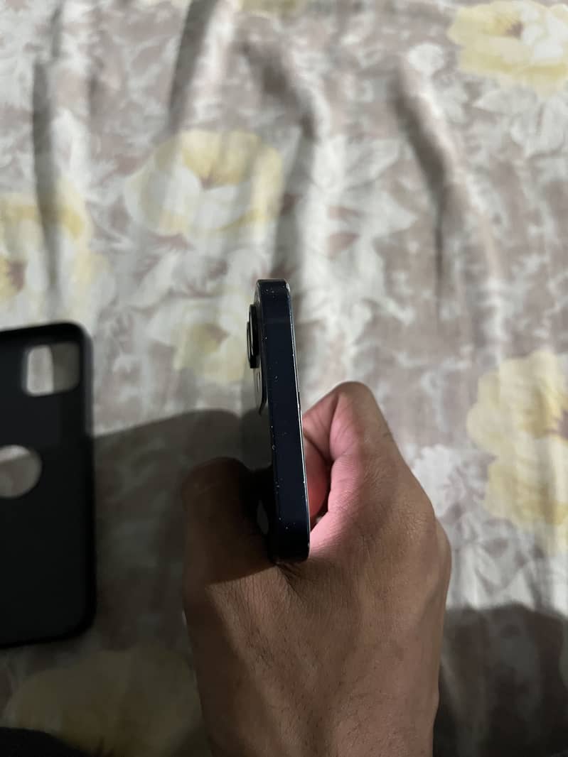 Apple iPhone 12 4