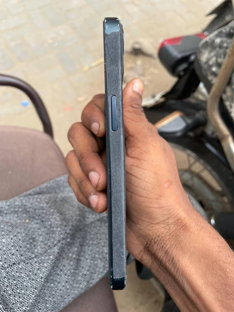 Apple iPhone 13 0