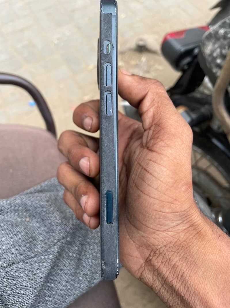 Apple iPhone 13 2