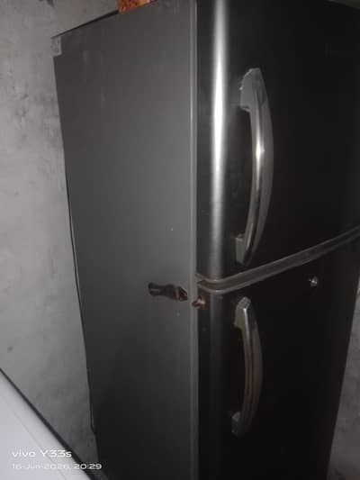 ریفریجریٹر فروخت کے لیے – اچھی کنڈیشن03007386575