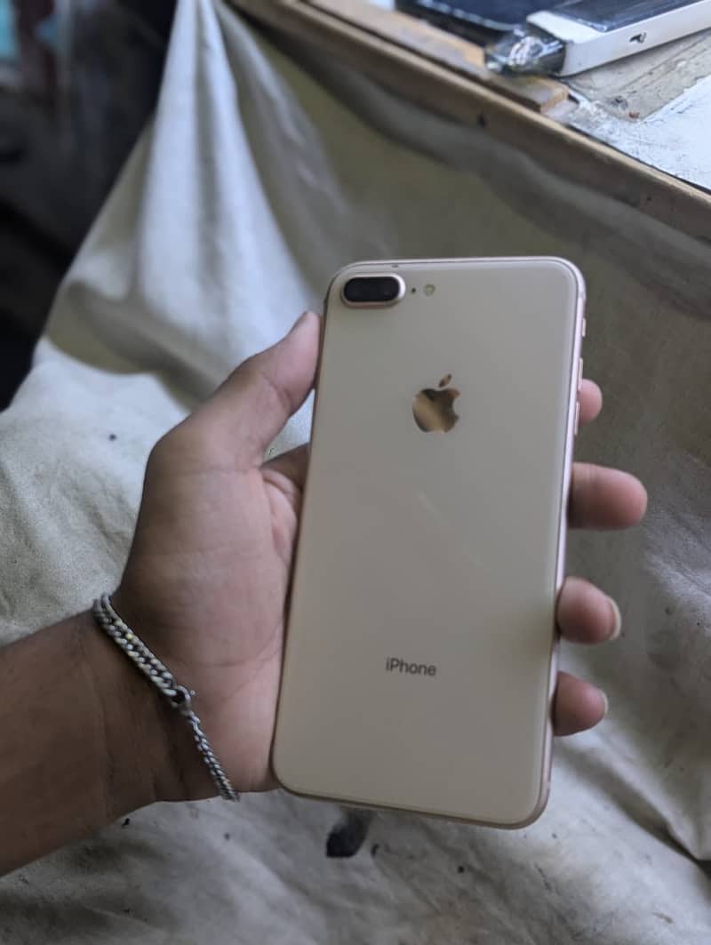 Apple iPhone 8 Plus 3