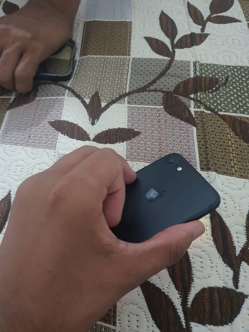 Apple iPhone 7 0