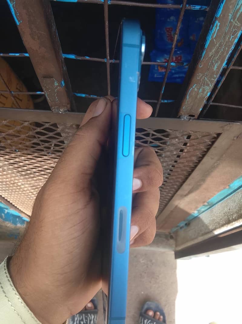iPhone 13 4