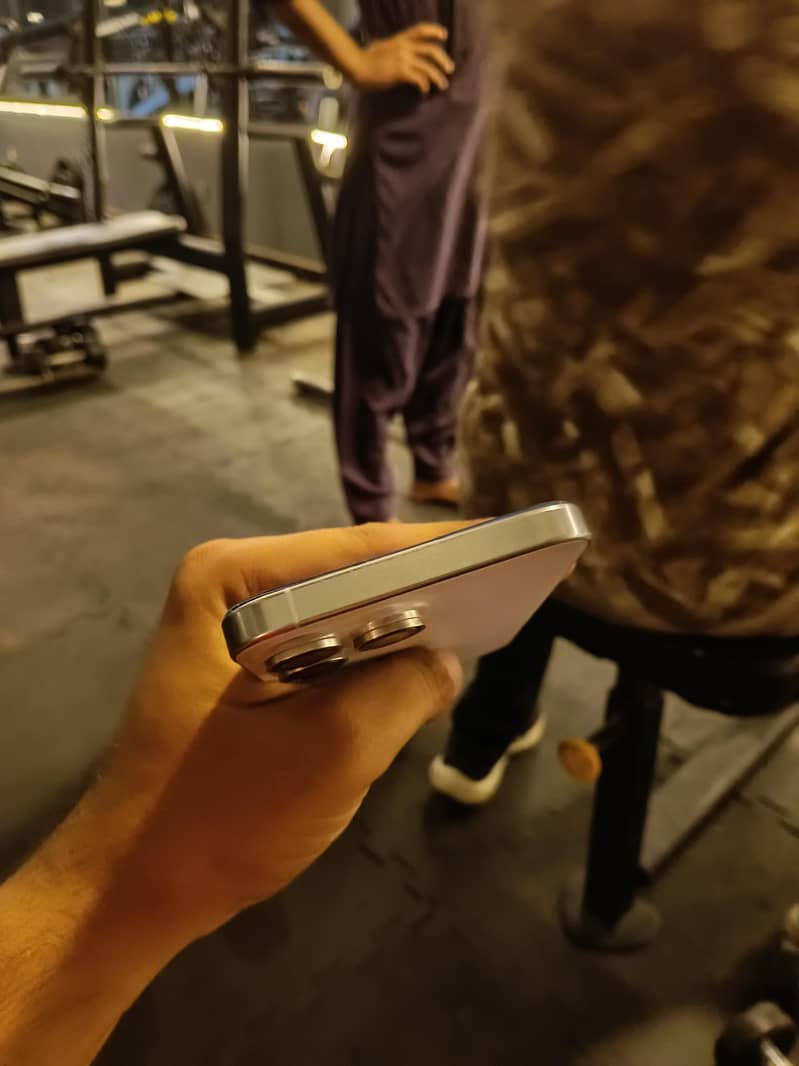 Apple iPhone 16 Pro Max 1