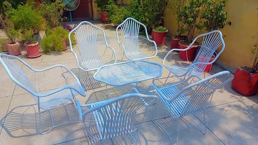 Outdoor loan chairs + table
