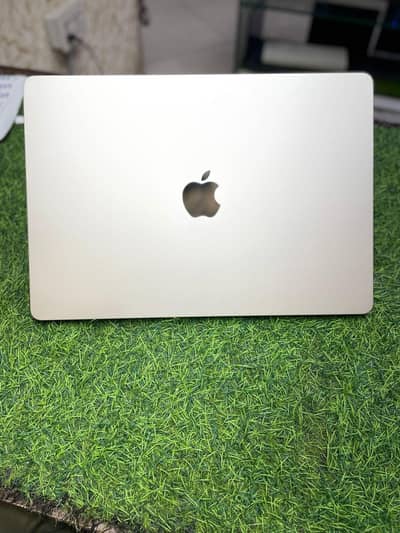 MacBook Air M2 15 inch display