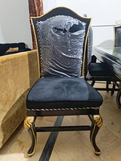 Dinning table 10/10 condition (6 chair with table glass)