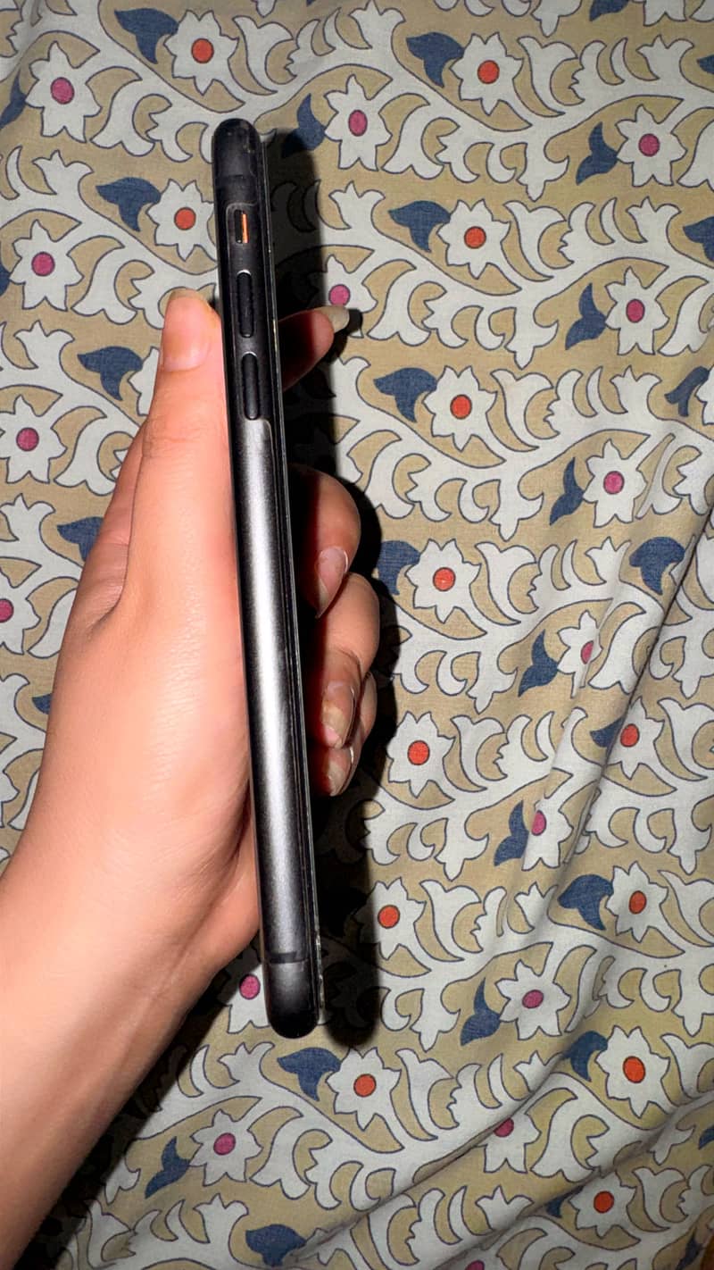 iPhone 11 4