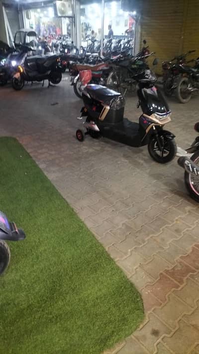scooty supporting wheels.