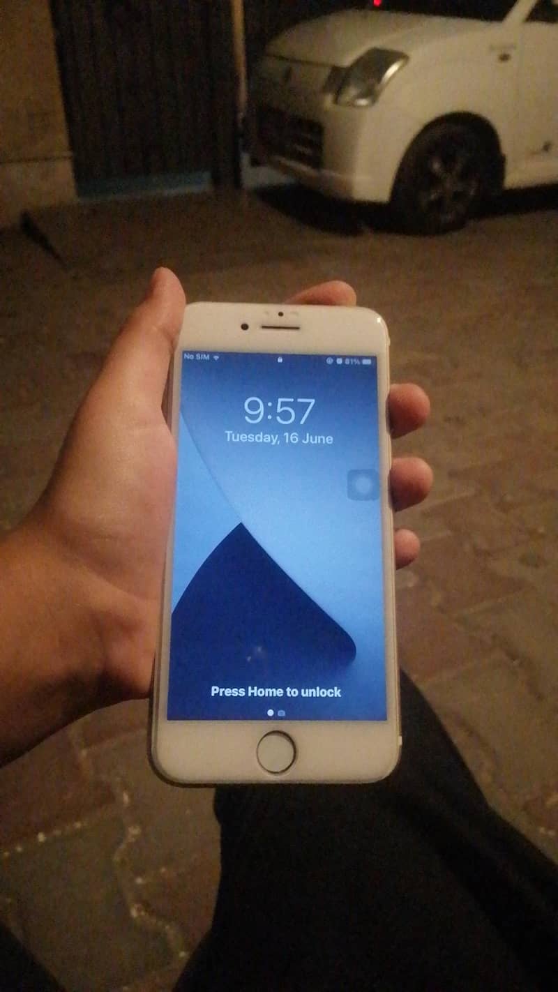 Apple iPhone 7 0
