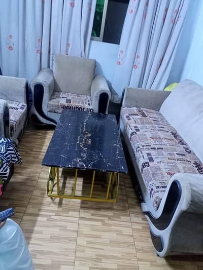 5 seater sofa set and center table