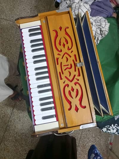 fresh indian desi harmonium for sale just like new just a lilbit used