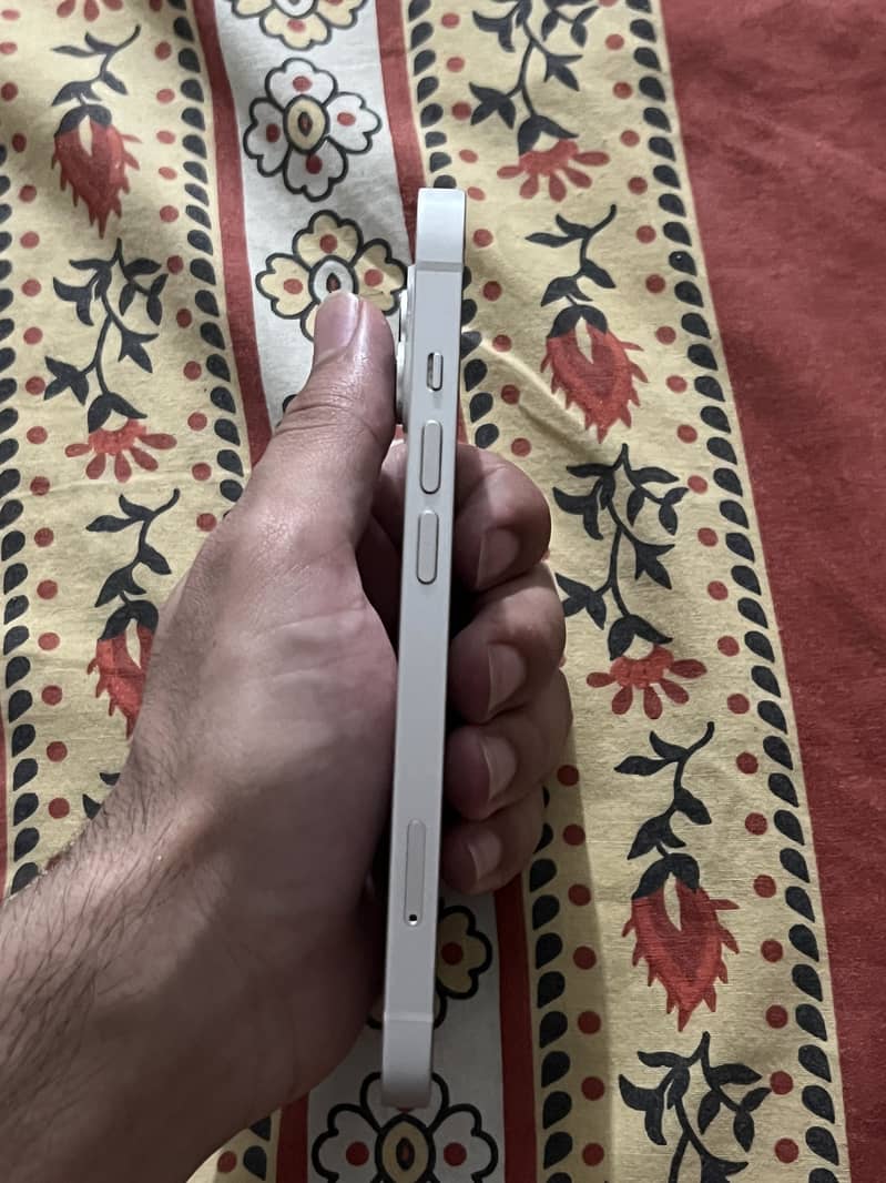 Apple iPhone 14 4