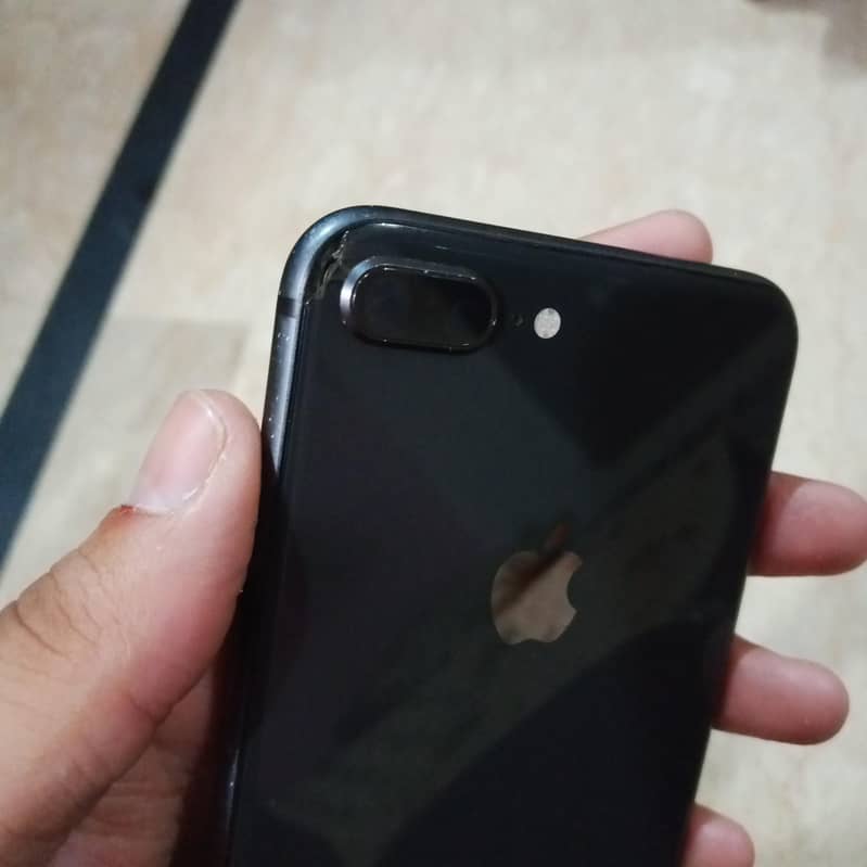 Apple iPhone 8 Plus 3