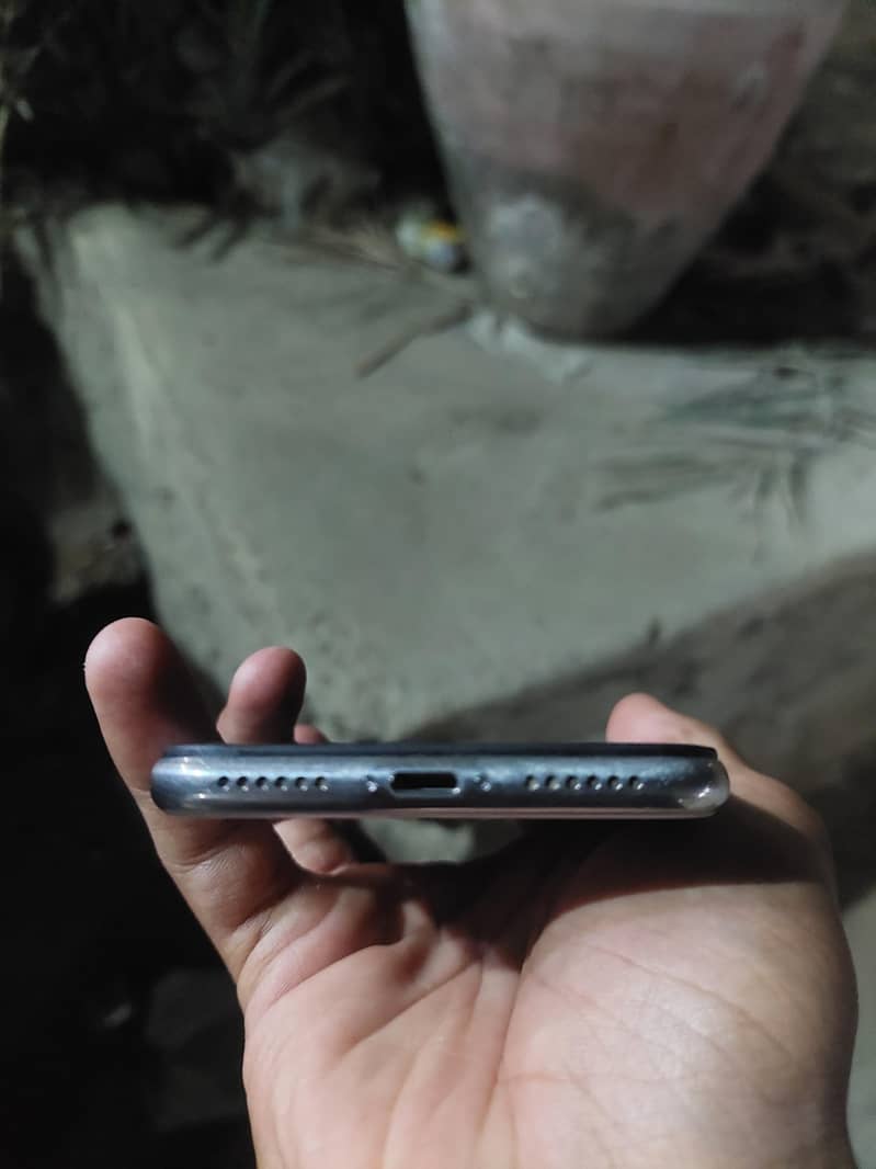 Apple iPhone X 4