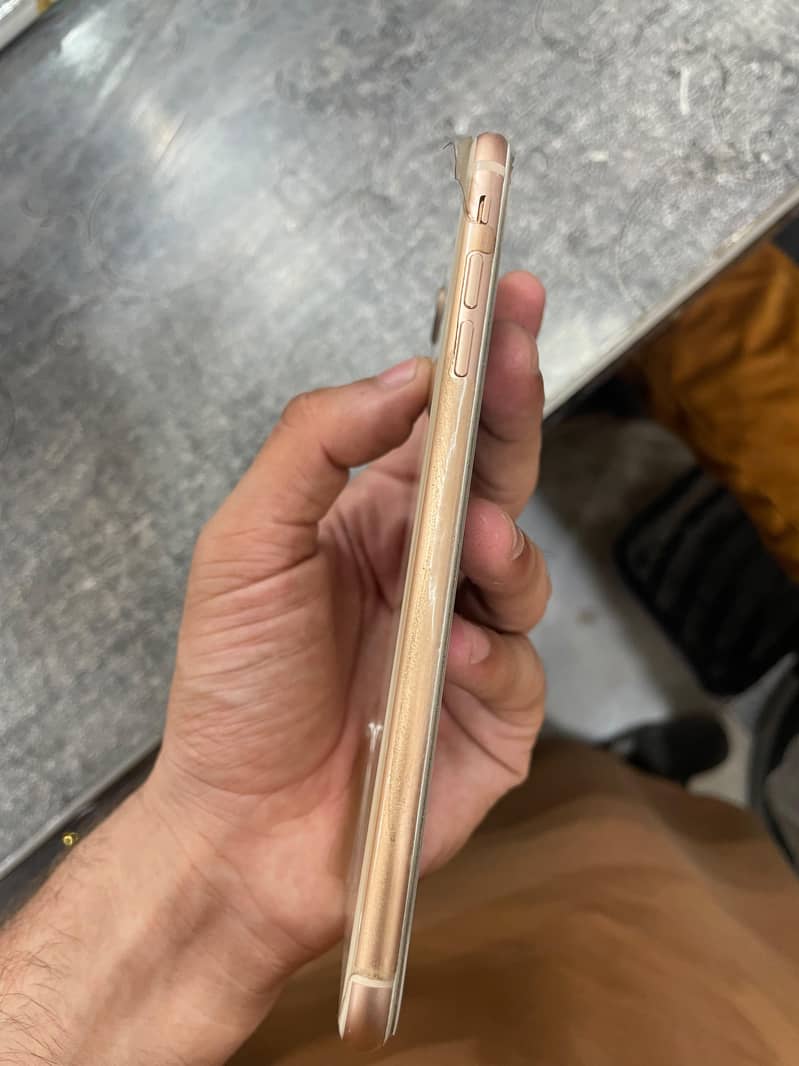 Apple iPhone 8 Plus 4