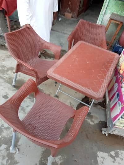 1 countor, 4 chairs and 1 table