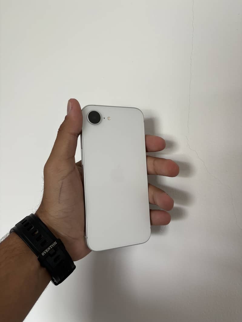 Apple iPhone 16e 0
